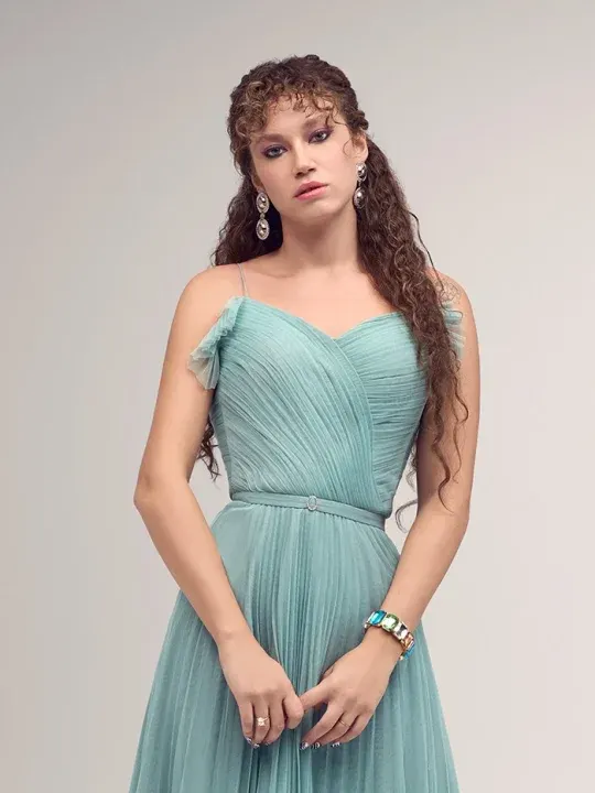 Melisa Şenolsun Kimdir?