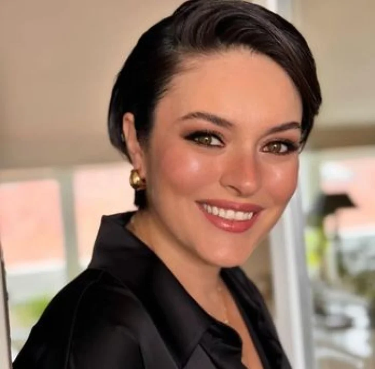 Ezgi Mola Kimdir?