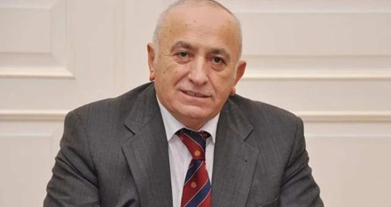 İsmet Acar Kimdir?